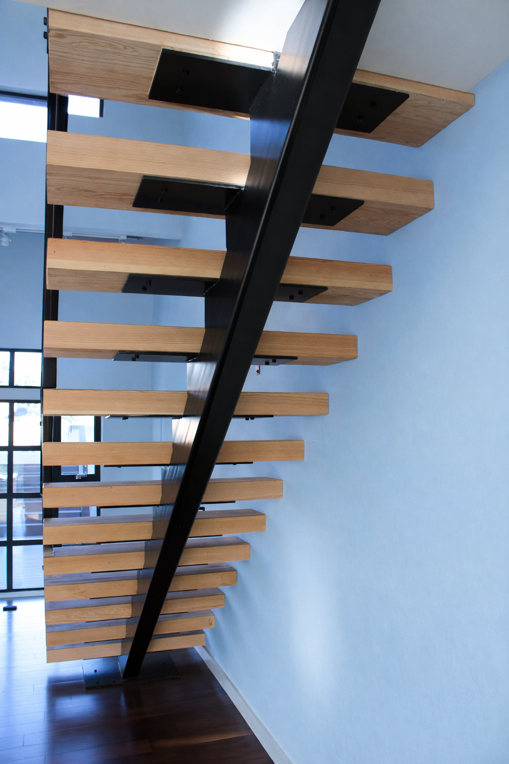 Scari interioare cu trepte lemn pe structura metalica Aero