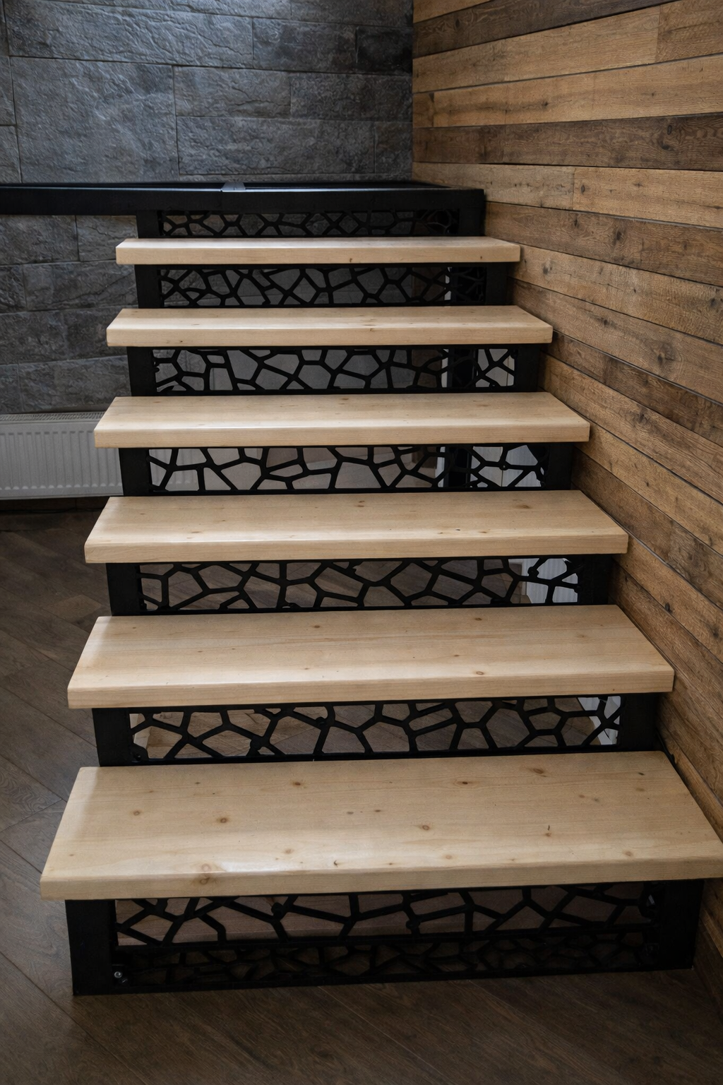 Scari interioare cu trepte lemn pe structura metalica Rhodos