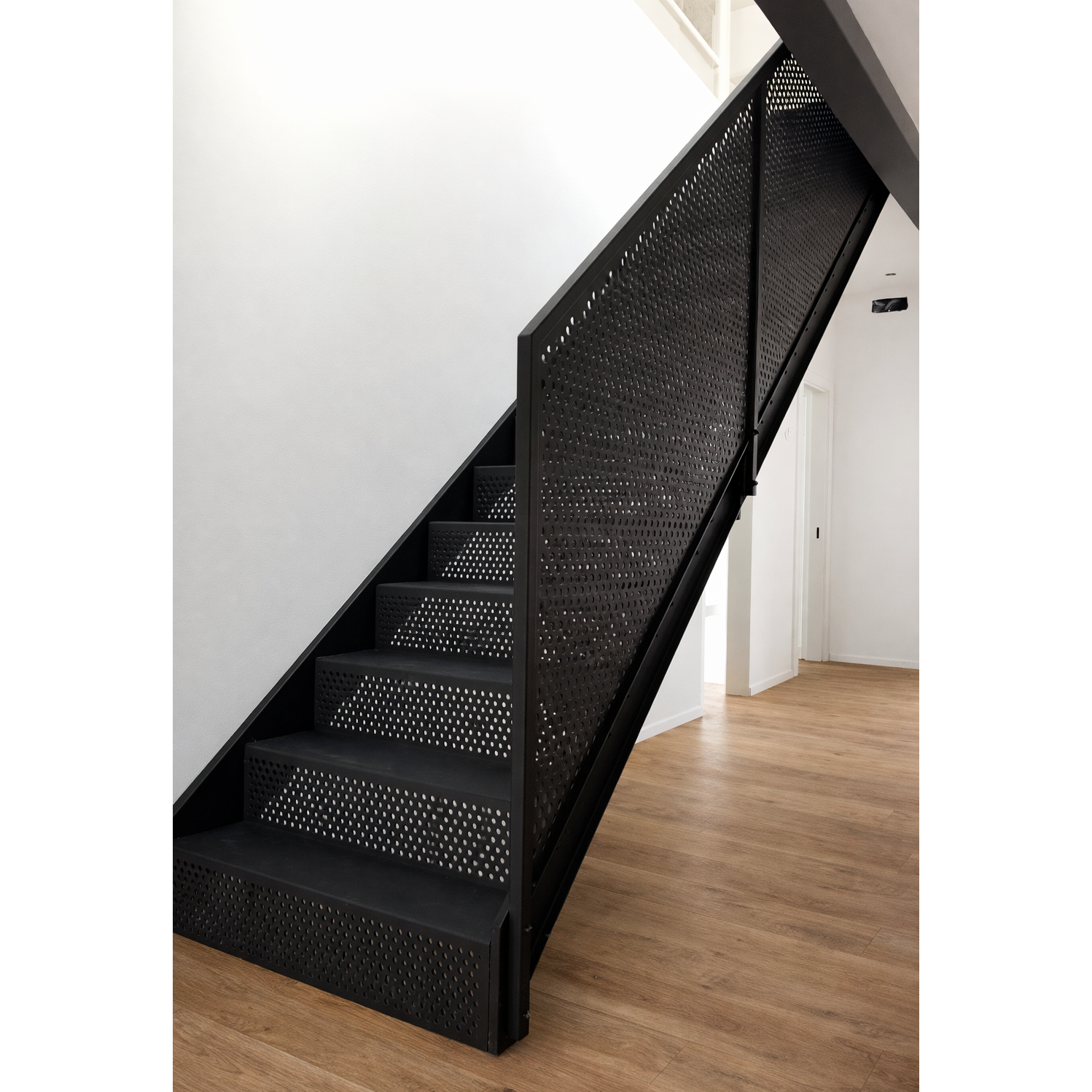 Scari interioare cu trepte metal pe structura metalica Matrix